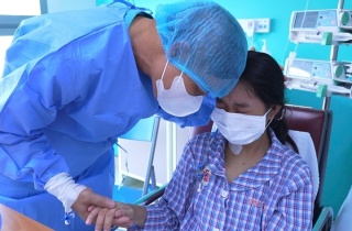 Bố hiến gan cứu con gái 20 tuổi dù nhóm máu không phù hợp