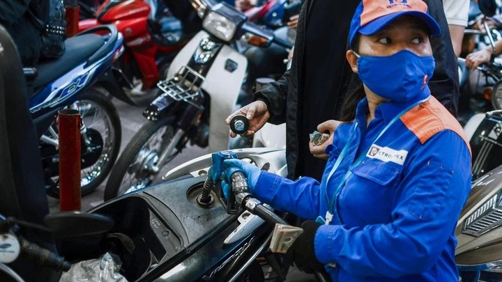 Giá xăng đồng loạt hạ hơn 500 đồng/lít, dầu diesel giảm mạnh hơn 1.000 đồng/lít