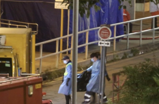 Xót xa cảnh đưa cả trăm thi thể khỏi chung cư cháy rụi ở Hong Kong