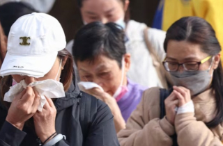 Rơi nước mắt chờ tin người thân mất tích trong vụ cháy chung cư Hong Kong