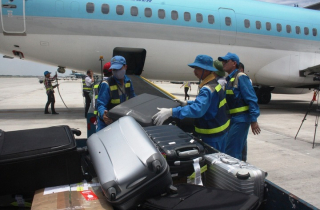 Hậu trường xử lý hành lý ký gửi ở sân bay và lý do vali hay bị bẹp méo, đến muộn
