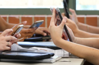 Pháp sẽ cấm điện thoại di động ở trường trung học