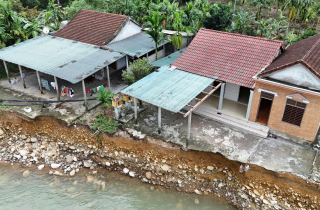 Rợn người những căn nhà chênh vênh bên bờ suối sạt lở sau 4 trận lũ liên tiếp