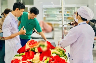 Bệnh viện ở Quảng Ngãi kích hoạt báo động đỏ cấp cứu 13 học sinh bị lật xe