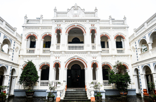 Dinh thự Vua Mèo khoác áo mới sau trùng tu, lộng lẫy giữa cao nguyên trắng