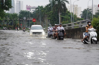 TP.HCM cảnh báo triều cường kết hợp mưa lớn gây ngập úng