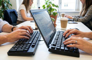 Tê bì, đau yếu bàn tay là dấu hiệu bệnh gì?