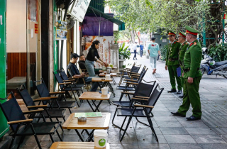 Làm sao để vỉa hè Hà Nội không còn nhếch nhác?