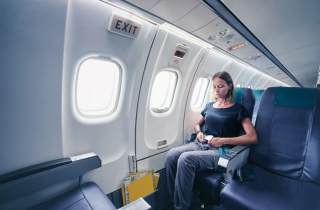 Vì sao không phải ai cũng được ngồi ghế cạnh cửa thoát hiểm trên máy bay?
