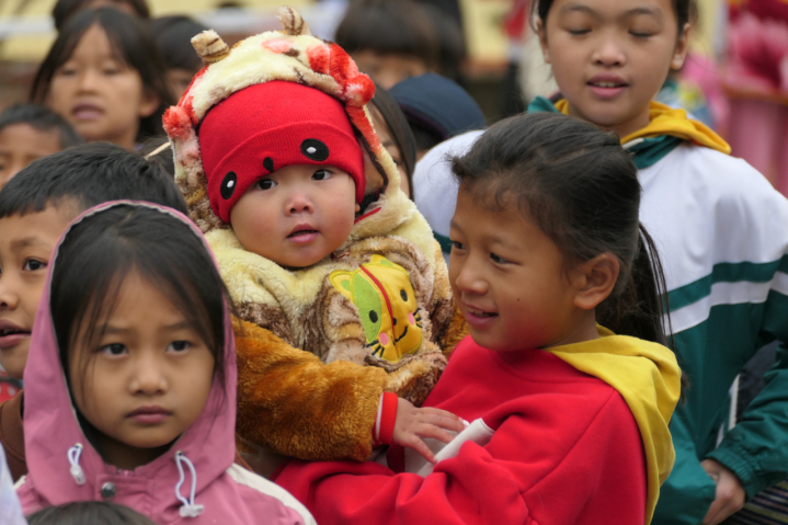 Bế cả em đi nhận quà Tết