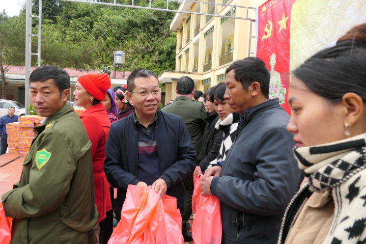 ng Nguyễn Quang Hùng, Phó Ban Truyền thông và Văn hóa Doanh nghiệp Petrovietnam trao quà cho người có công ở xã Bum Tở