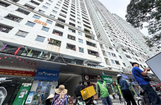 Bị cấm gửi xe điện, cư dân chung cư đông dân nhất Hà Nội phản đối dữ dội