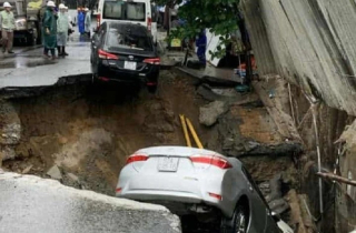'Hố tử thần' xuất hiện giữa trung tâm Đà Nẵng, 'nuốt chửng' ô tô