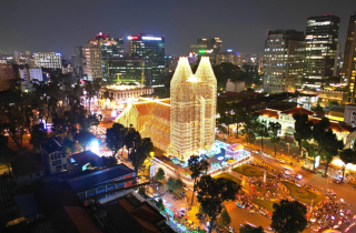 Nhà thờ Đức Bà khoác 1.000 km đèn LED, rực sáng đón Giáng sinh