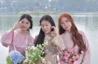 Giới trẻ Hà Nội xúng xính áo dài đi chụp ảnh Tết trước nhiều tháng