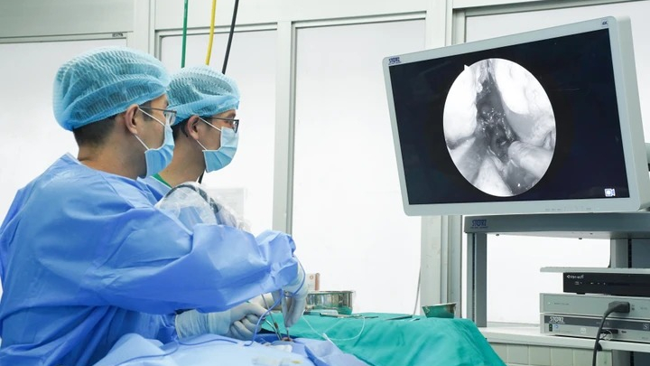 Ứng dụng công nghệ nội soi thần kinh phẫu thuật u tuyến yên khổng lồ
