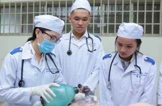 Tranh luận về đề xuất miễn học phí cho sinh viên y khoa