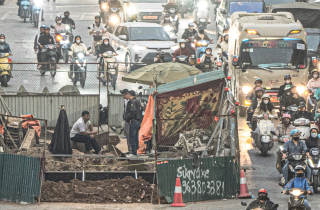 Lô cốt dày đặc giữa phố, người Hà Nội chật vật di chuyển trong làn đường hẹp