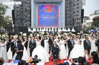 Khoảnh khắc 80 cặp uyên ương cùng tiến vào lễ cưới bên hồ Gươm