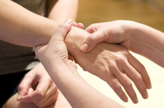 Tê bì, đau tay: Dấu hiệu cảnh báo hội chứng ống cổ tay