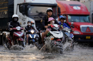 Triều cường đạt đỉnh giờ tan tầm, người TP.HCM lại bì bõm lội nước về nhà