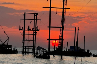 Thi công xuyên đêm, 'nối điện' trở lại cho đặc khu Phú Quốc