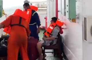 Giải cứu 13 thuyền viên Việt Nam trên tàu gặp sự cố tại vùng biển Malaysia