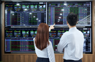 Chuyên gia: Chứng khoán đối mặt với nhiều lực cản, nhà đầu tư cần thận trọng