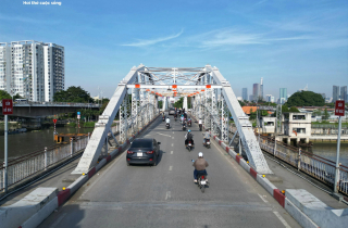 Sau lệnh cấm xe tải, giao thông qua cầu 120 tuổi ở TP.HCM ra sao?