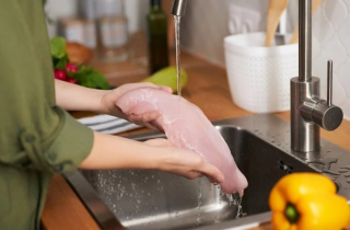 Vì sao chuyên gia khuyên đừng rửa thịt sống dưới vòi nước chảy?
