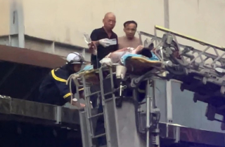 Bé trai 11 tuổi sống sót kỳ diệu sau khi rơi từ tầng cao chung cư ở Hà Nội