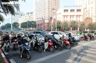 Dòng xe dừng 'thẳng như kẻ chỉ' chờ đèn đỏ trên tuyến phố Hà Nội lắp camera AI