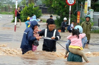 Mưa lớn gây ngập sâu một số nơi ở Khánh Hòa, nhiều trường phải học online