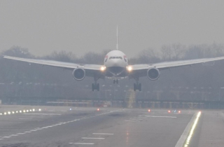 Vì sao máy bay vẫn cất cánh được trong sương mù dày đặc?