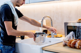 Có nên trực tiếp dùng nước máy để nấu ăn?