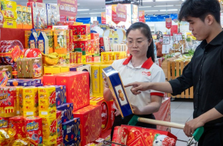 Giá cả tăng, người dùng 'khó tính', DN chật vật vì giỏ hàng Tết 2026 nhỏ lại