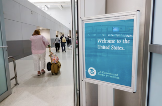 Khách du lịch đến Mỹ sẽ phải công khai hoạt động trên mạng xã hội