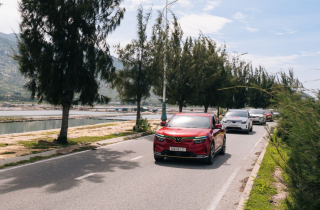 Chủ xe Việt: Đi Mercedes, BMW rồi lái VinFast VF 8 thấy sướng