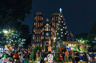 Những góc sống ảo Giáng sinh 2025 gây sốt ở Hà Nội, TP.HCM