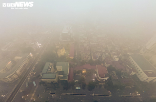 Hà Nội mịt mù sương kèm bụi mịn, người dân vật lộn với rét và ô nhiễm