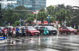 Ngày đầu vận hành camera AI, dân Hà Nội đội mưa rét dừng chờ đèn đỏ thẳng tắp