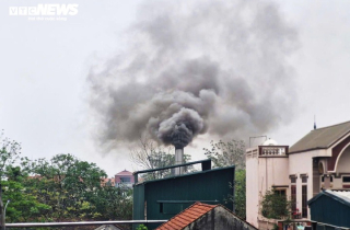 Khói đen xả thẳng lên trời, ruộng đồng vẫn đỏ lửa giữa ngày ô nhiễm đỉnh điểm