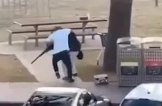 Người đàn ông dũng cảm lao tới giật súng của sát thủ tại bãi biển Australia