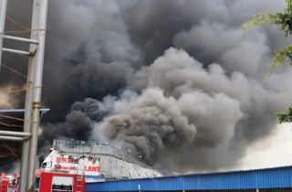 Hiện trường vụ cháy công ty da giày Hải Phòng, hàng chục người vẫn đang cứu hỏa