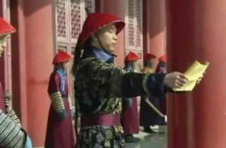 Cú lừa của phim ảnh: Thái giám phần lớn mù chữ nhưng luôn là người đọc chiếu chỉ