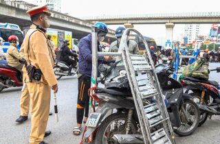 Chở thang che biển số xe, tài xế bị phạt 5 triệu đồng