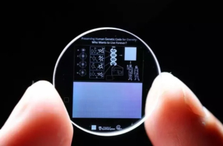 Tinh thể nhớ 5D: Cuộc cách mạng lưu trữ dữ liệu siêu bền