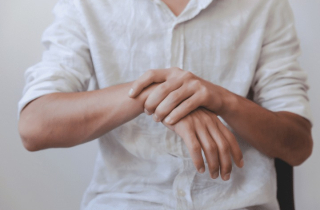 Tê tay tưởng là chuyện nhỏ nhưng lại là dấu hiệu của bệnh khó chữa