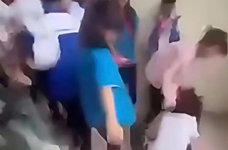 Nữ sinh lớp 8 bị nhóm bạn đánh hội đồng trong trường học, hiệu trưởng nói gì?