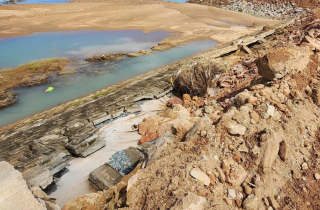 Bờ kè gần 150 tỷ ở Đắk Lắk mới đưa vào sử dụng 2 năm đã bị lũ khoét thủng